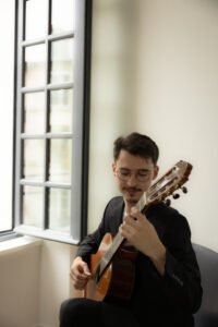 potraits musicien musicienne paris guitariste en intérieur