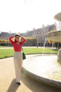 portrait Paris le marais parc place des vosges fontaine