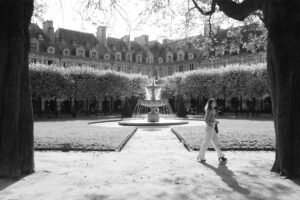 portrait Paris le marais parc place des vosges fontaine