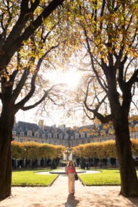 portrait Paris le marais parc place des vosges fontaine