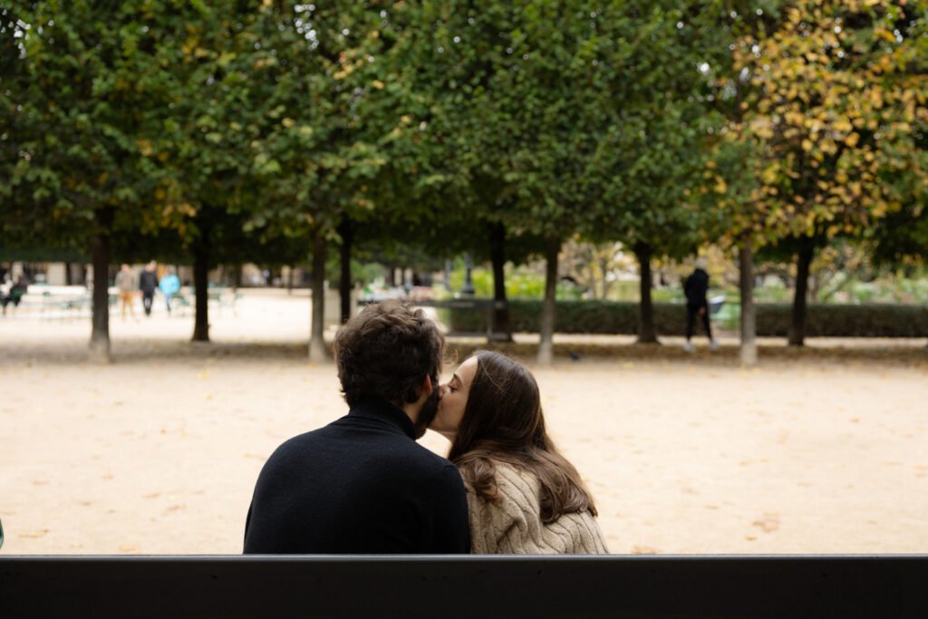 shooting couple Alaïs Rousseau photographe bisous paris