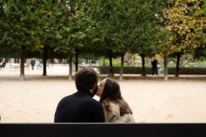 shooting couple Alaïs Rousseau photographe bisous paris 