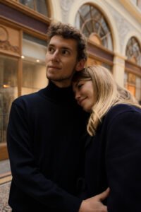 shooting couple paris séance engagement galerie vivienne