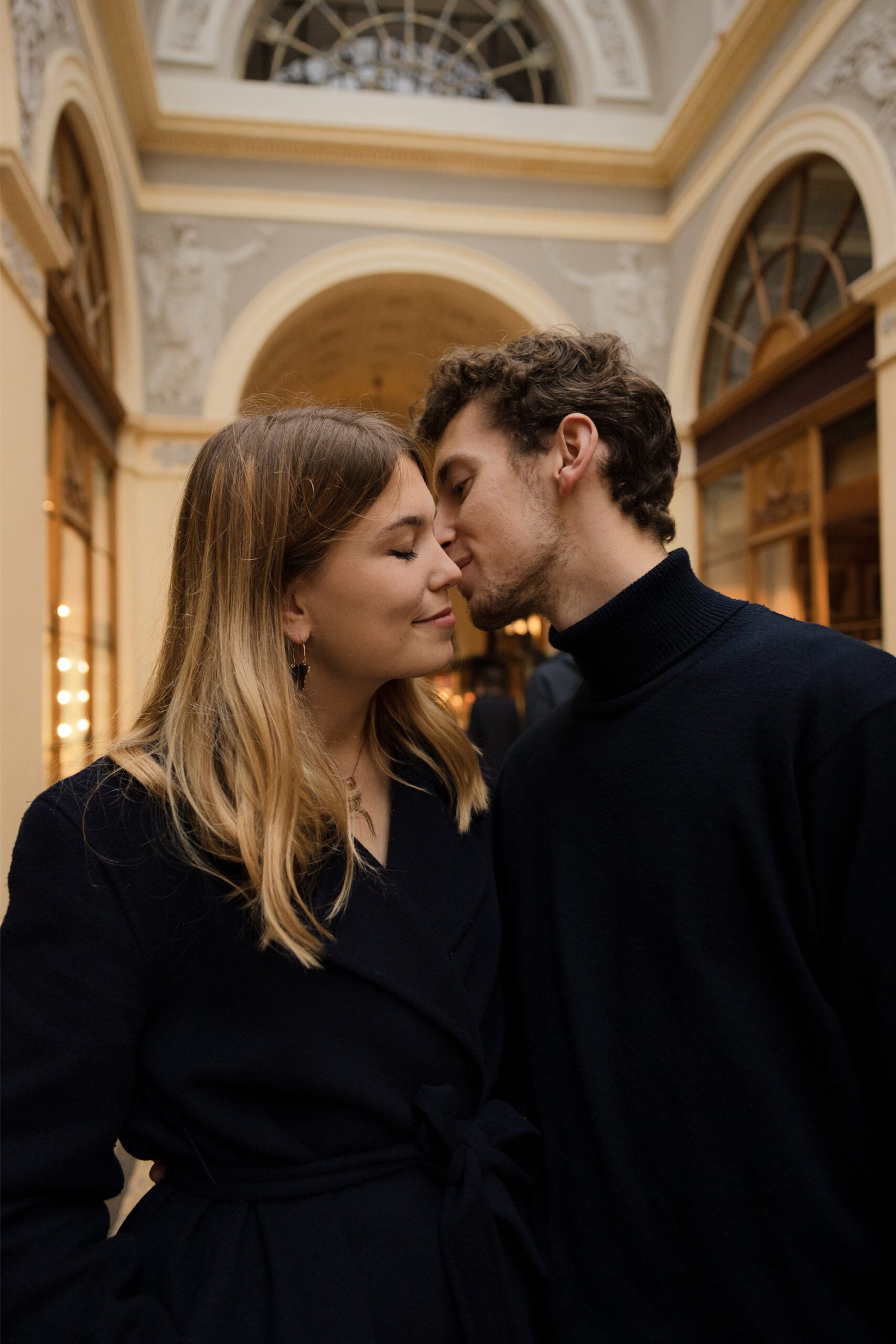 shooting couple paris galerie vivienne amour