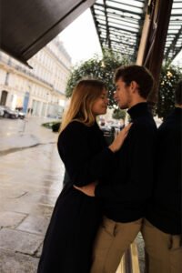 shooting couple paris séance engagement dans la rue