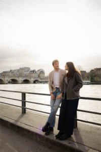 couple paris quais de seine