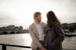 couple quais de seine paris