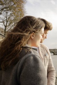 couple paris quais de seine