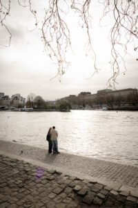 couple paris quais de seine