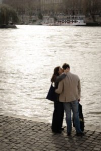 couple paris quais de seine