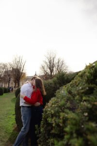 couple paris parc tuileries