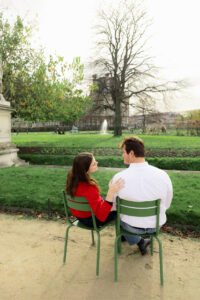 couple paris parc tuileries