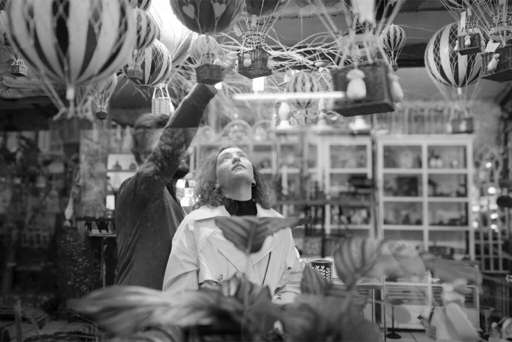 Séance couple shooting Paris Alaïs Rousseau marché aux fleurs