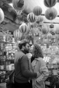 Séance couple shooting Paris Alaïs Rousseau marché aux fleurs