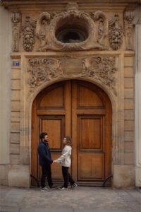 Séance couple shooting Paris Alaïs Rousseau belle porte saint sulpice