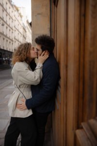 Séance couple shooting Paris Alaïs Rousseau belle porte saint sulpice baiser