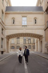 Séance couple shooting Paris Alaïs Rousseau belle porte saint sulpice amoureux
