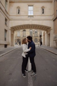 Séance couple shooting Paris Alaïs Rousseau belle porte saint sulpice baiser