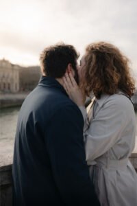 Séance couple shooting Paris Alaïs Rousseau pont neuf bisou