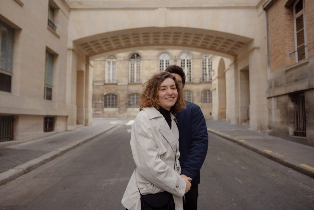 Séance couple shooting Paris Alaïs Rousseau rue rive gauche