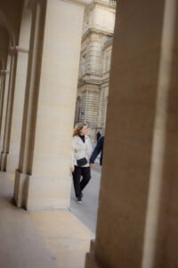 Séance couple shooting Paris Alaïs Rousseau rue rive gauche arches