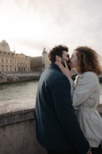Séance couple shooting Paris Alaïs Rousseau pont neuf