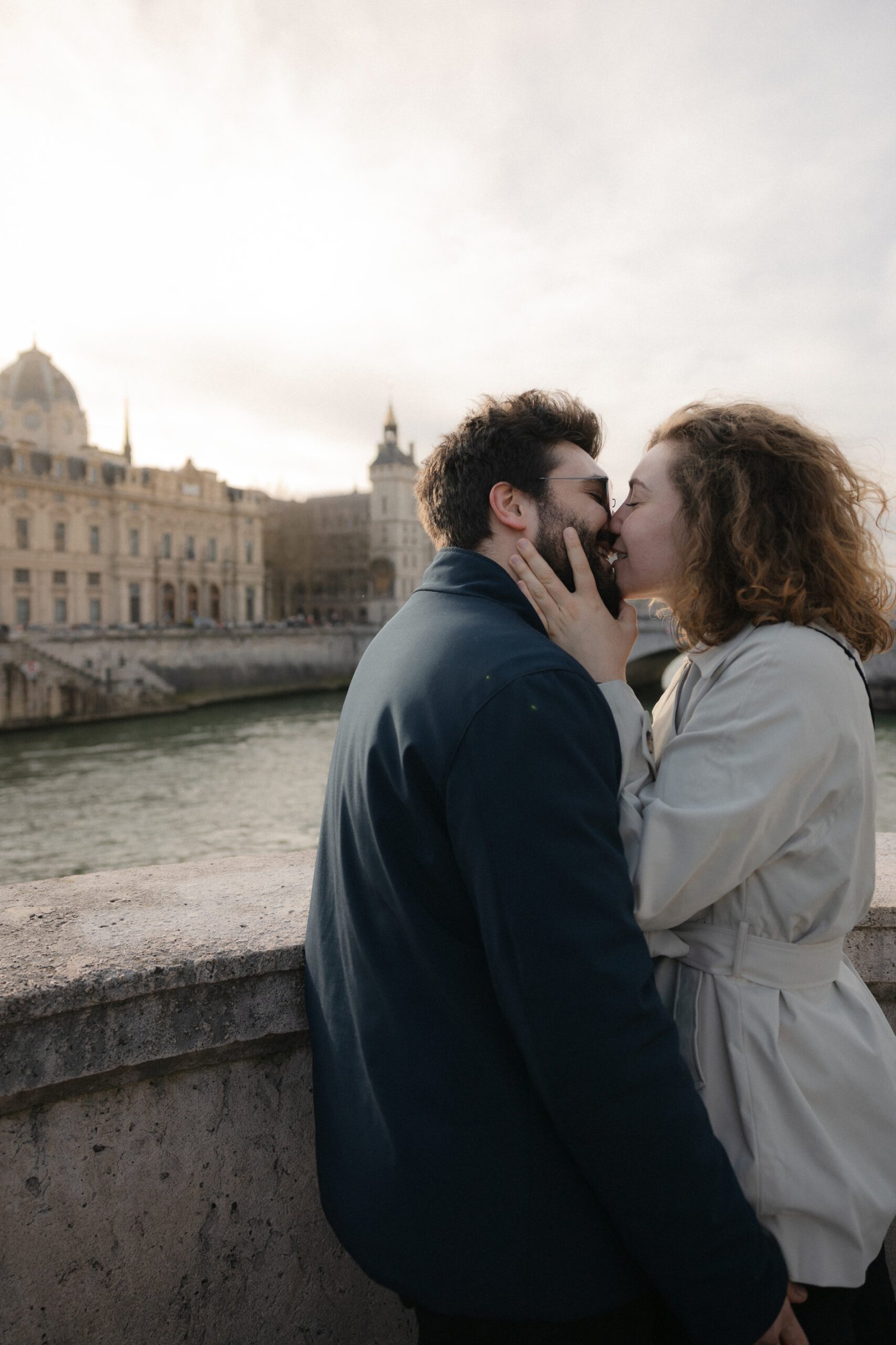 Séance couple shooting Paris Alaïs Rousseau pont neuf Séance couple shooting Paris Alaïs Rousseau pont neuf