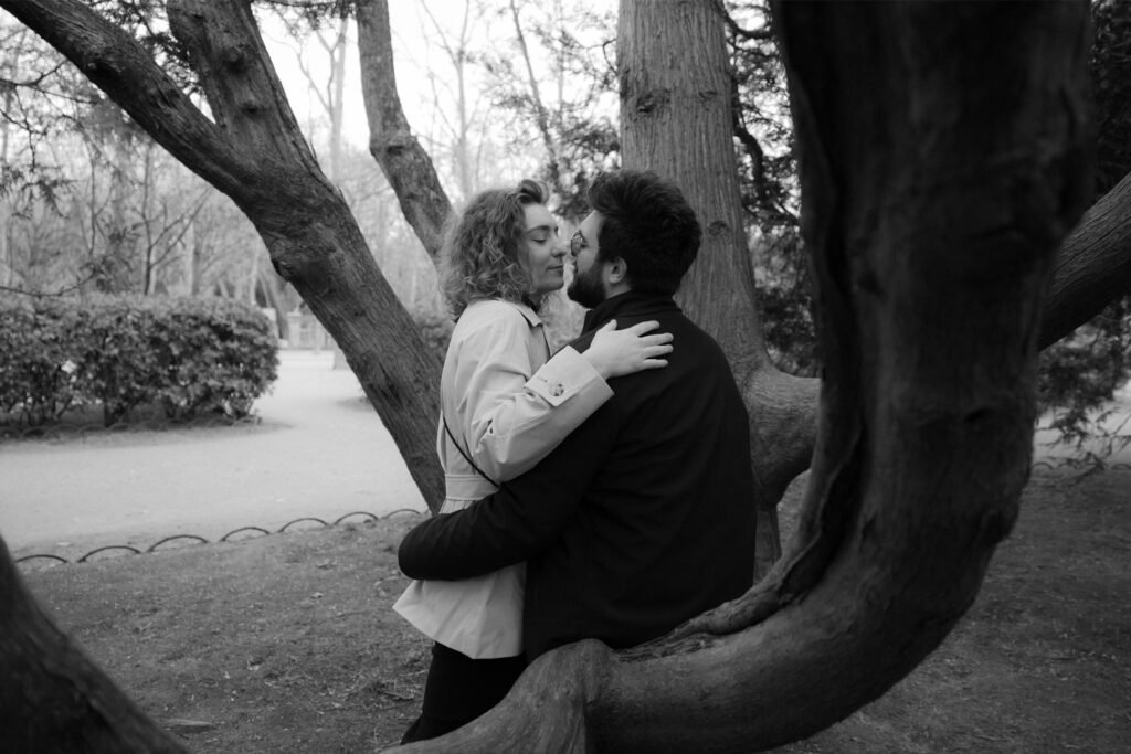 Séance couple shooting Paris Alaïs Rousseau parc du Luxembourg arbre
