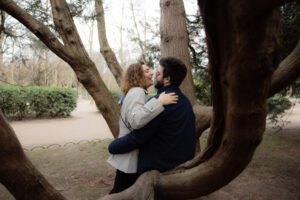 Séance couple shooting Paris Alaïs Rousseau parc du Luxembourg arbre