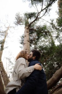 Séance couple shooting Paris Alaïs Rousseau parc du Luxembourg arbre bisou