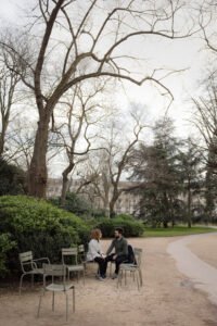 Séance couple shooting Paris Alaïs Rousseau parc du Luxembourg chaises