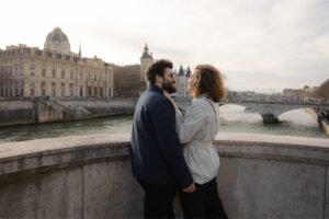 Séance couple shooting Paris Alaïs Rousseau pont neuf