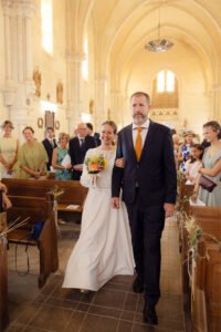 mariage dans le Poitou église entrée de la mariée
