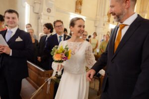 mariage dans le Poitou église entrée de la mariée