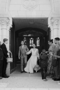 mariage dans le Poitou église sortie
