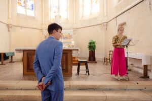 mariage dans le Poitou église marié qui attend