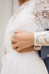 mariage dans le Poitou séance couple alliances