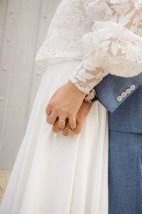 mariage dans le Poitou séance couple alliances