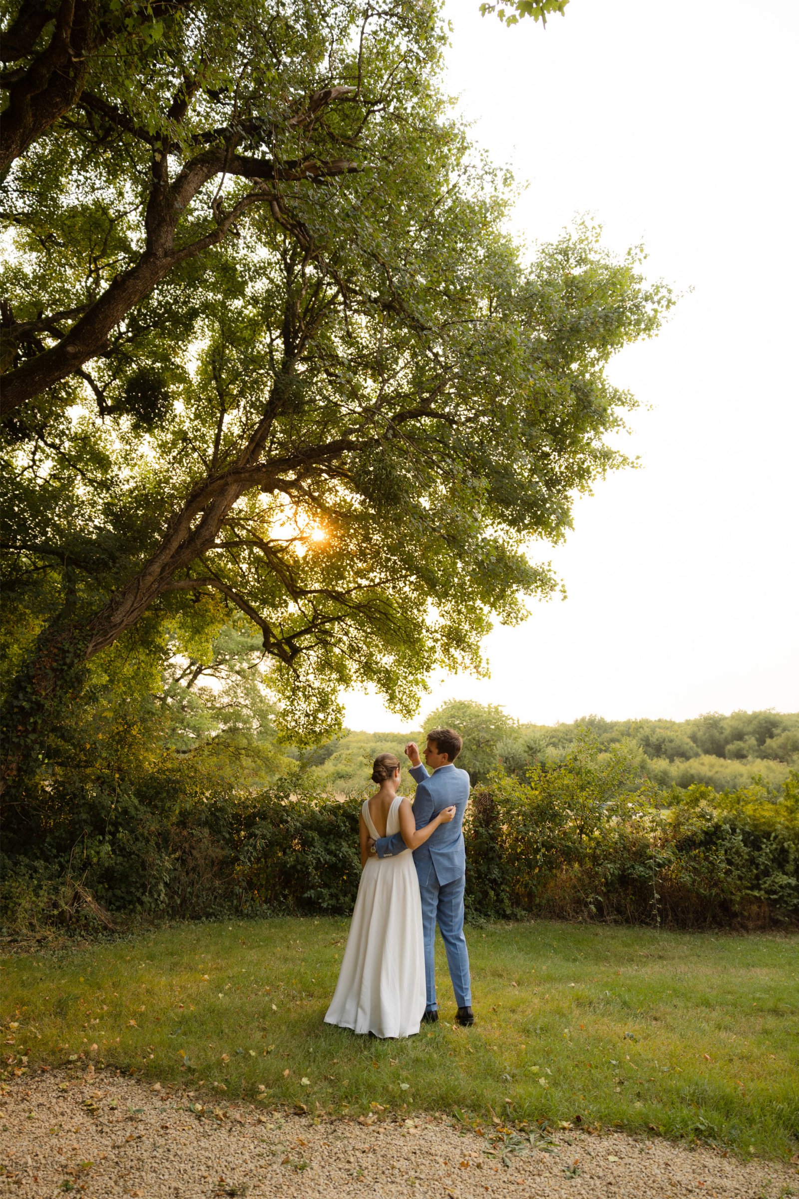 mariage dans le Poitou séance couple golden hour