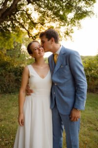 mariage dans le Poitou séance couple golden hour