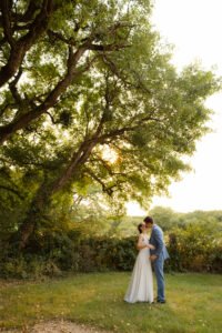 mariage dans le Poitou séance couple golden hour
