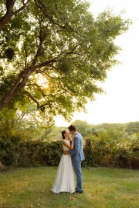 mariage dans le Poitou séance couple golden hour