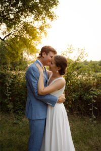 mariage dans le Poitou séance couple golden hour