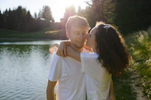 shooting couple montagne alpes lac