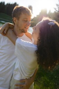 shooting couple montagne alpes lac