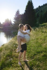 shooting couple montagne alpes lac