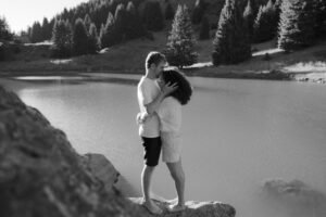 shooting couple montagne alpes lac