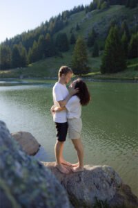 shooting couple montagne alpes lac
