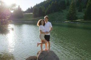 shooting couple montagne alpes lac