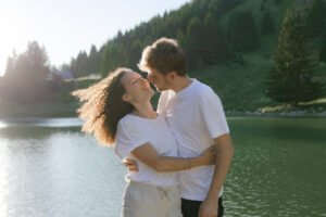 shooting couple montagne alpes lac